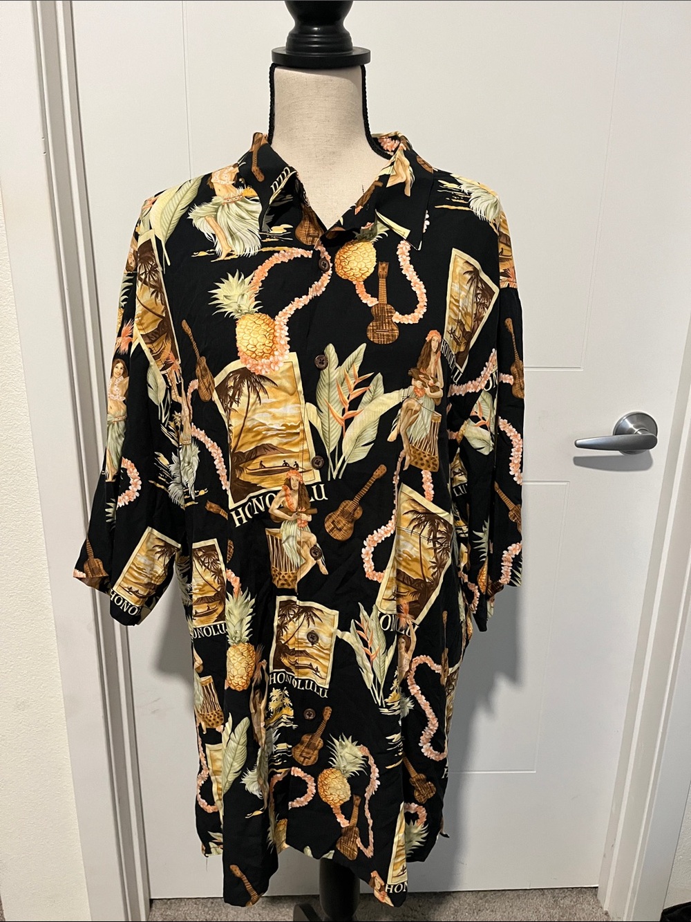 Reyn Spooner Honolulu Black Tropical Pineapple Lei Print Button Hawaiian Shirt